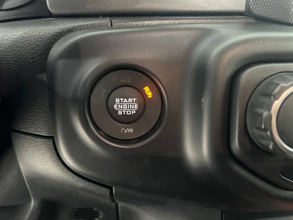 Used 2020 Jeep Wrangler Unlimited Sahara AWD/4WD image 15