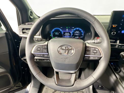 Used 2025 Toyota Sienna Platinum image 17