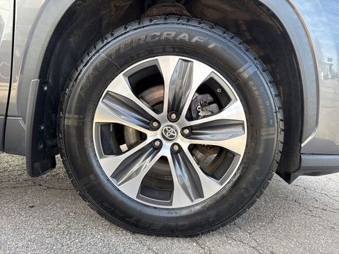 Used 2020 Toyota Highlander XLE image 52