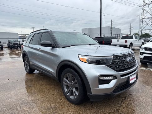 Used 2022 Ford Explorer XLT w/ Equipment Group 202A image 1
