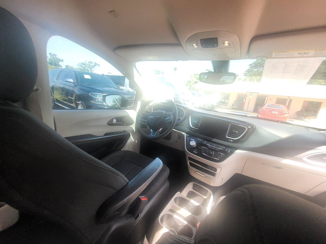 Used 2017 Chrysler Pacifica Touring w/ Tire & Wheel Group FWD image 17