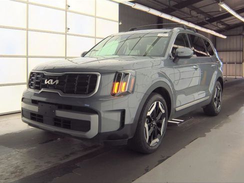 Used 2025 Kia Telluride S image 2