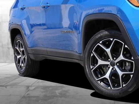 Used 2025 Jeep Compass Limited AWD/4WD image 3