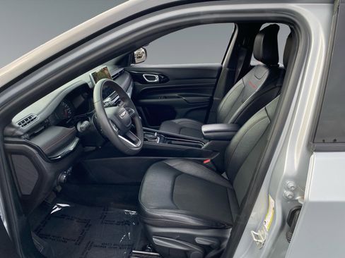 Used 2024 Jeep Compass Trailhawk image 9