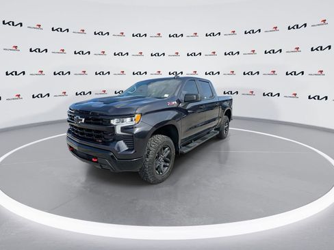 Used 2022 Chevrolet Silverado 1500 LT Trail Boss w/ LPO, Dark Essentials Package AWD/4WD image 4
