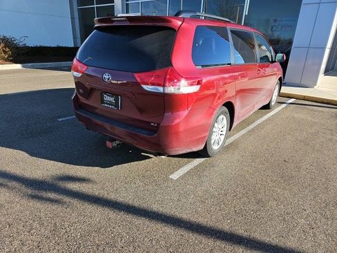 Used 2013 Toyota Sienna XLE image 18