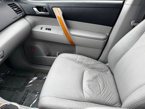 Used 2010 Toyota Highlander Limited image 25