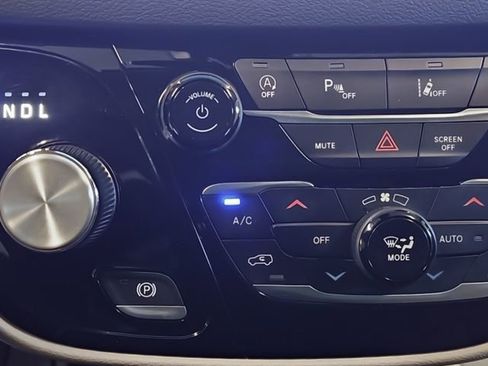 Used 2023 Chrysler Pacifica Touring-L image 24