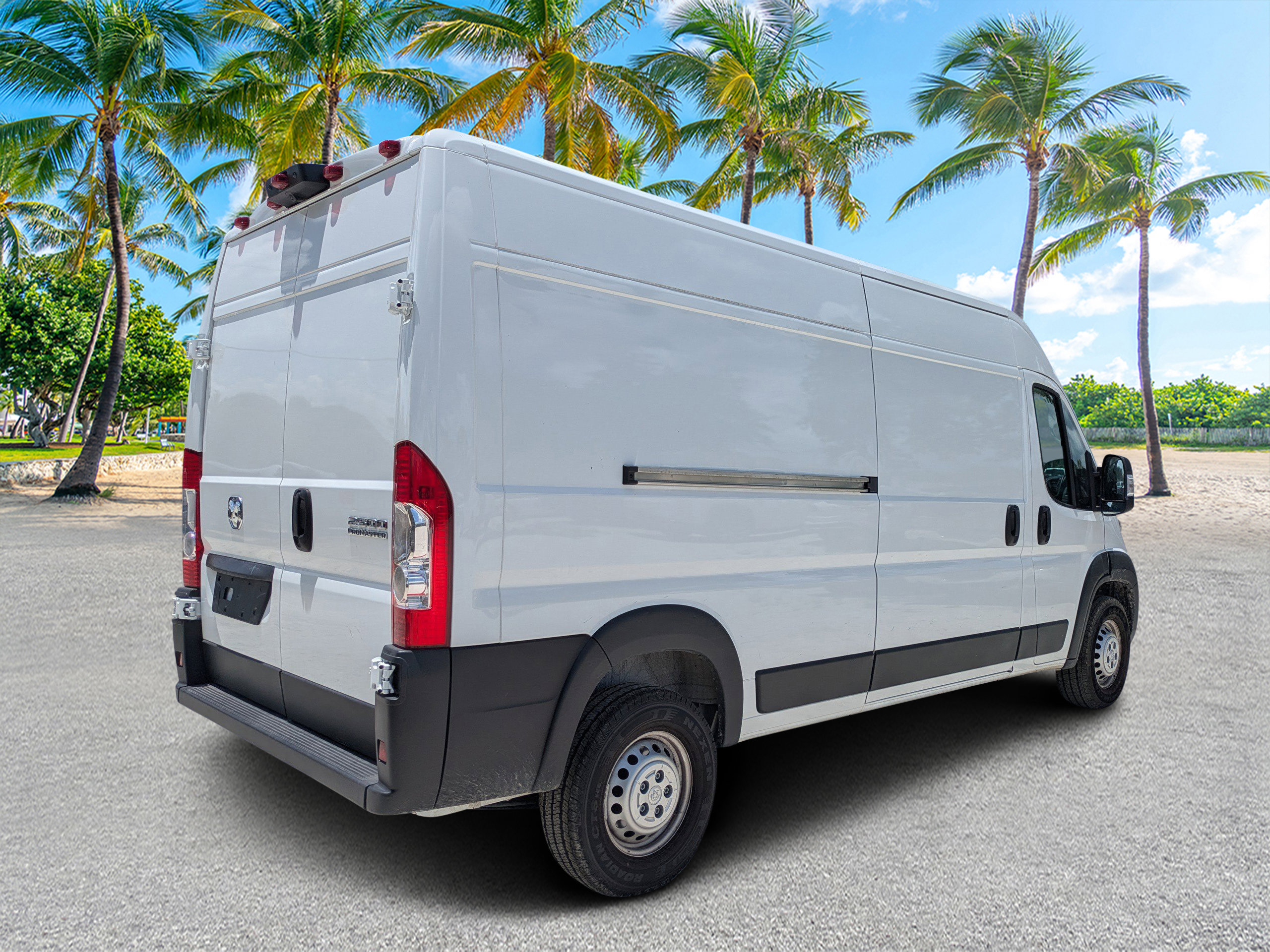 Used 2026 RAM ProMaster 2500 w/ Convenience Group FWD image 4