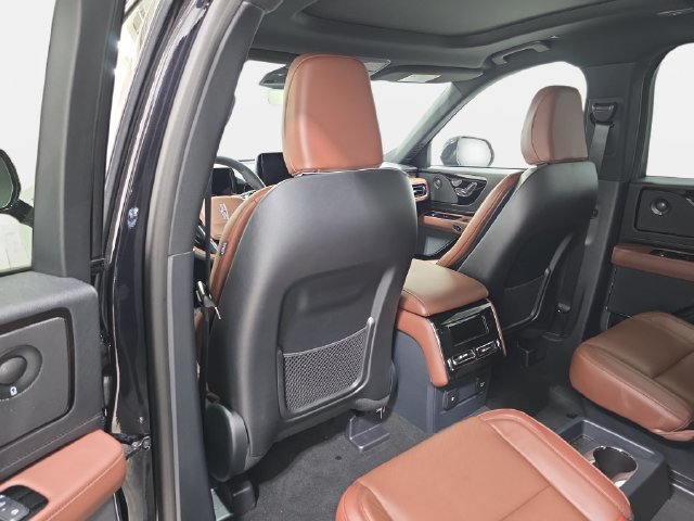 New 2027 Lincoln Aviator Reserve w/ Jet Appearance Package AWD/4WD image 10