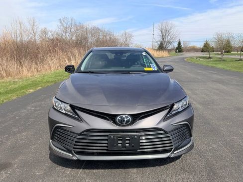 Used 2023 Toyota Camry LE image 3
