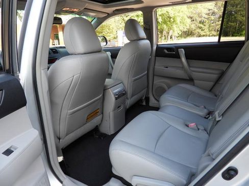 Used 2012 Toyota Highlander SE w/ Tow Pkg FWD image 37