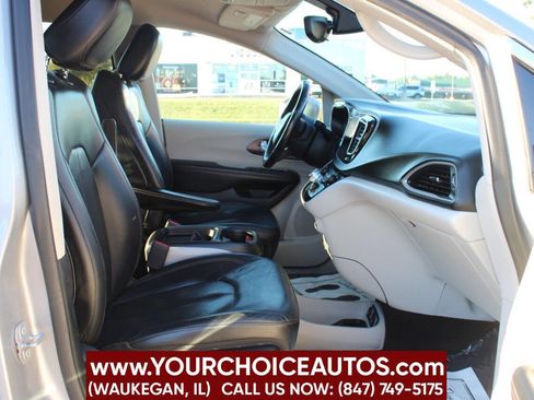 Used 2018 Chrysler Pacifica Touring-L image 14