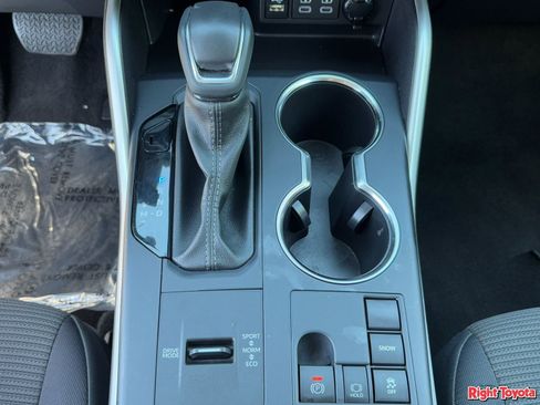 Used 2025 Toyota Highlander LE image 30