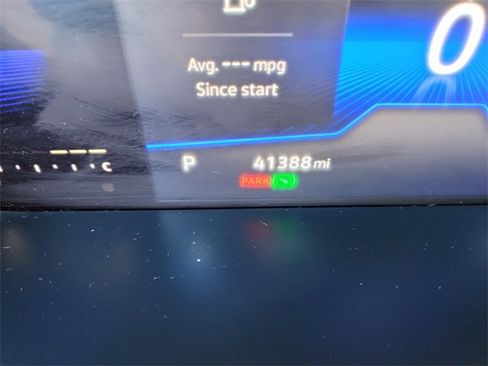 Used 2022 Volkswagen Tiguan SE w/ Panoramic Sunroof Package image 23