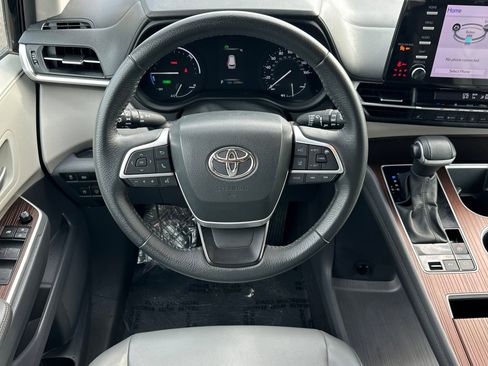 Used 2023 Toyota Sienna XLE image 16