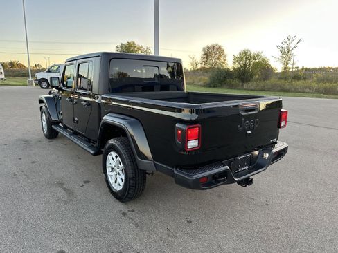 Used 2023 Jeep Gladiator Sport image 3