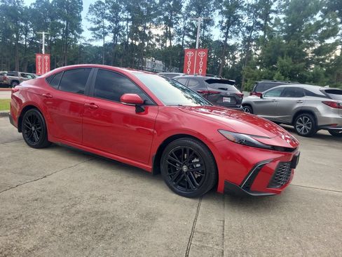 Used 2025 Toyota Camry SE w/ Convenience Package FWD image 9
