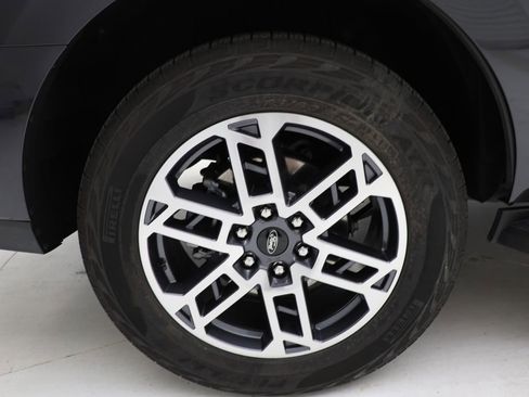 Used 2025 Ford Expedition Active AWD/4WD image 9