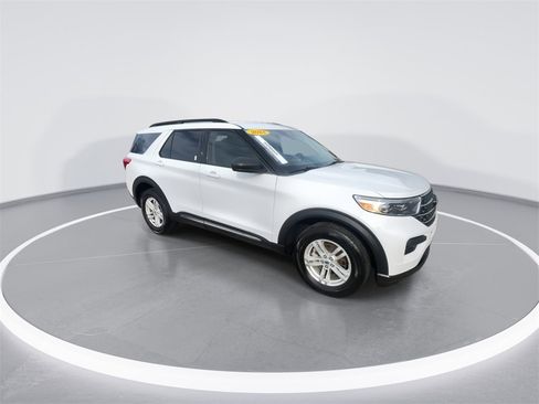 Used 2023 Ford Explorer XLT image 2