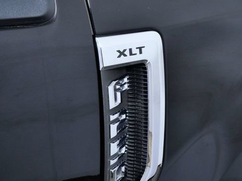 Certified 2022 Ford F250 XLT w/ Black Appearance Package AWD/4WD image 7