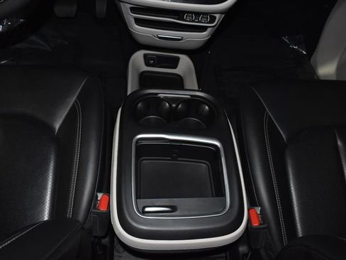 Certified 2024 Chrysler Pacifica Touring-L image 22