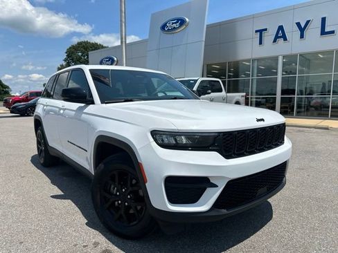 Used 2024 Jeep Grand Cherokee Altitude AWD/4WD image 4