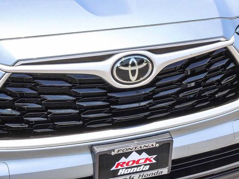 Used 2022 Toyota Highlander XLE FWD image 5