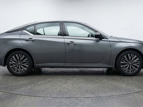 Used 2025 Nissan Altima 2.5 SV FWD image 11