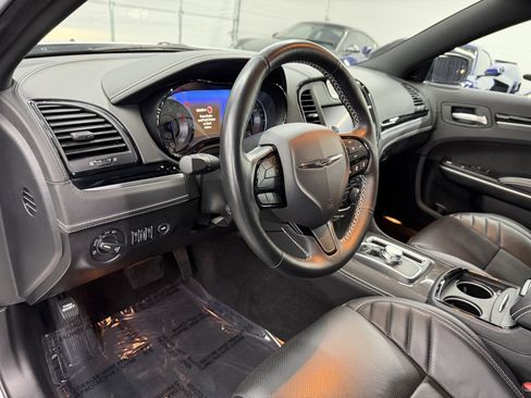 Used 2023 Chrysler 300 C image 16