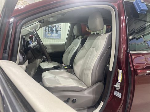 Used 2017 Chrysler Pacifica Touring-L Plus FWD image 21