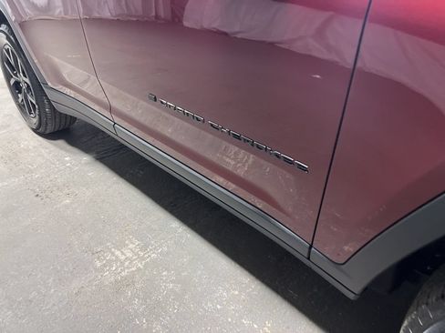 Used 2025 Jeep Grand Cherokee Altitude AWD/4WD image 9