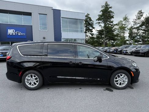Used 2025 Chrysler Pacifica Select FWD image 5