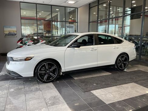 Used 2023 Honda Accord Sport image 3