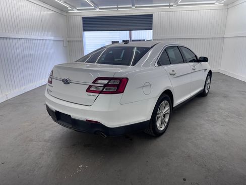 Used 2017 Ford Taurus SE image 4