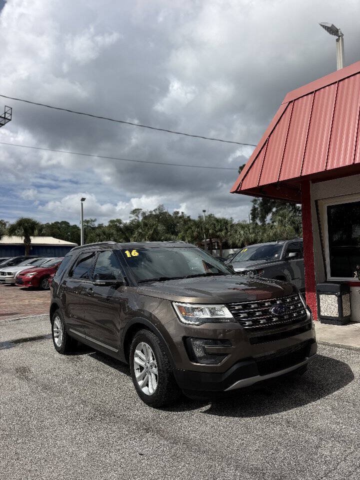 Used 2016 Ford Explorer XLT w/ Equipment Group 202A FWD image 1