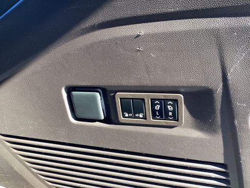 Used 2021 GMC Yukon XL Denali w/ Denali Premium Package image 11