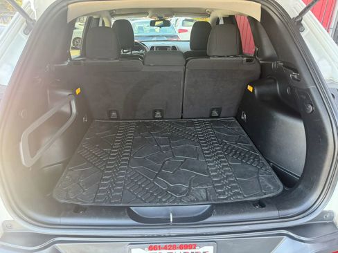 Used 2018 Jeep Cherokee Latitude w/ Altitude Package image 5