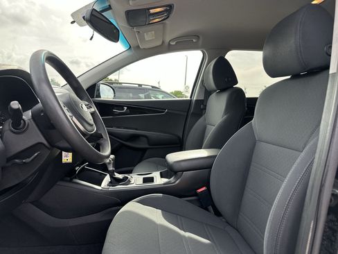 Used 2020 Kia Sorento LX FWD image 13