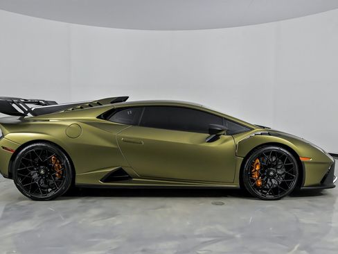 Used 2023 Lamborghini Huracan STO image 14