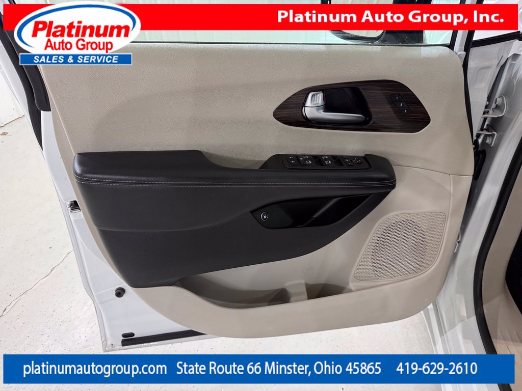 Used 2023 Chrysler Pacifica Limited FWD image 25
