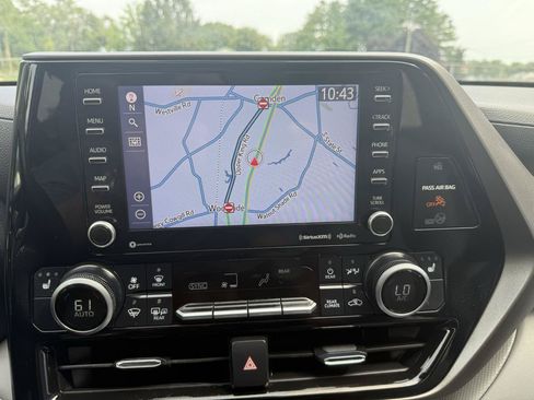 Used 2021 Toyota Highlander XLE AWD/4WD image 16