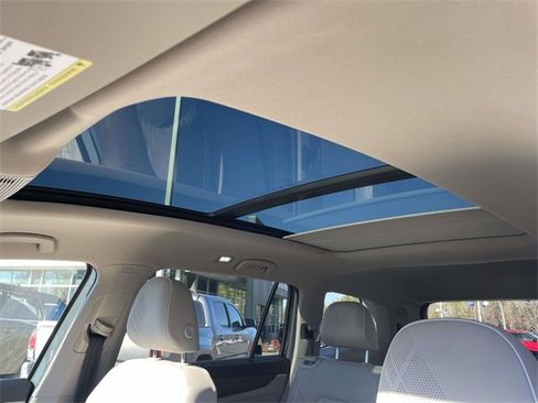 Used 2025 Volkswagen Atlas SEL Premium R-Line image 18