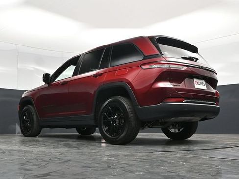 Used 2025 Jeep Grand Cherokee Altitude AWD/4WD image 58