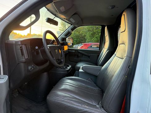 Used 2017 Chevrolet Express 2500 RWD image 5