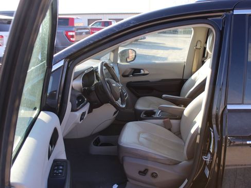 Used 2017 Chrysler Pacifica Touring-L Plus image 9