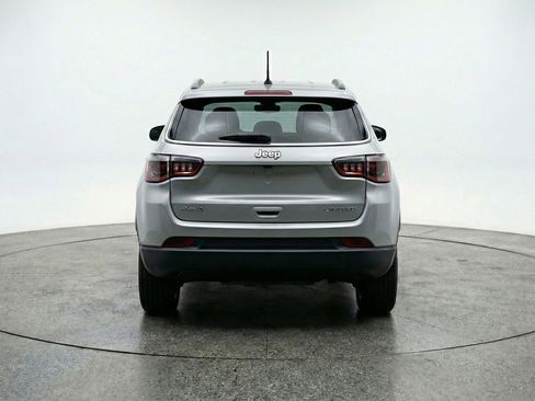 Used 2025 Jeep Compass Latitude AWD/4WD image 7