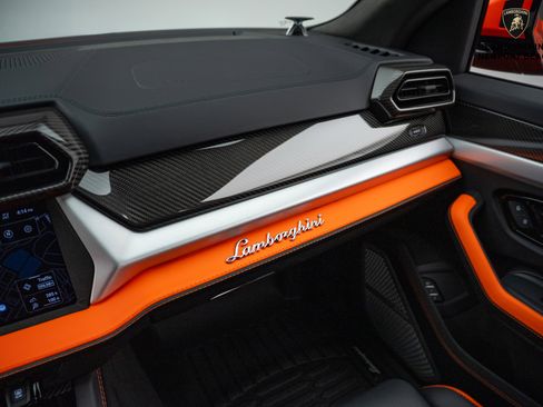 Used 2025 Lamborghini Urus SE image 32