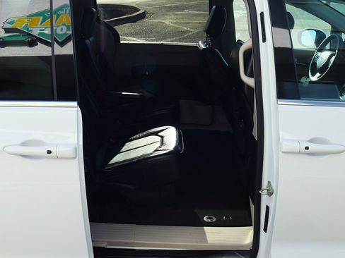 Used 2023 Chrysler Pacifica Touring-L image 27