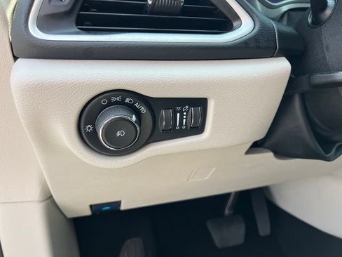 Used 2024 Chrysler Pacifica Touring-L FWD image 11